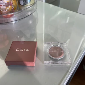 CAIA ögonskugga Cuddles brun - Säljer en CAIA ögonskugga i färgen Cuddles. Endast testad !!