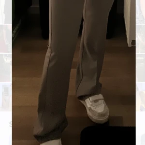 Kostymbyxor  - Superfina i bra skick! Från JJXX, storlek s-m (W27L32)  Mått:   Midja: ca.36 cm (hög midja)  Längd från grenen(innerlår): ca.81 cm Hela byxans längd: ca. 108 cm