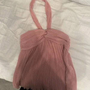 Topp - Jättefin topp med band runt nacken 