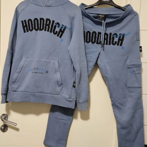 Hoodrich dress st xsmall - Hoodrich dress  st xsmall finns ett litet märke uppe vid axeln samt att en liten sömn släppt på insidan av ärmen lätt o fixa  annars en supersnygg o skön dress  Hund finns I hemmet 