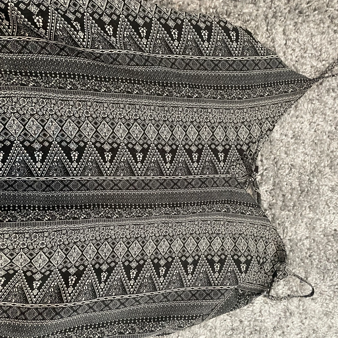 Svart och vit mönstrad linnetopp - 2