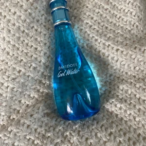 Davidoff Cool Water parfym blå - En flaska Davidoff Cool Water parfym. Perfekt för den som älskar en frisk och ren doft.  100 ml flaska som är använd några gånger, därav priset. Se andra bild. 