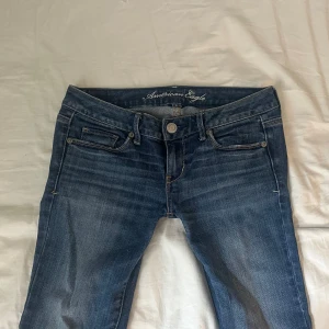 American Eagle jeans - Jätte snygga omsydda lågmidjade jeans från American Eagle! Står storlek 2 i men skulle säga 36. Skriv om ni vill ha fler eller tydligare bilder! Midjemått: ca 37.5cm Innerbenslängd: ca 85cm! 💕 Jag kan ofta posta damm dag och priset kan diskuteras!