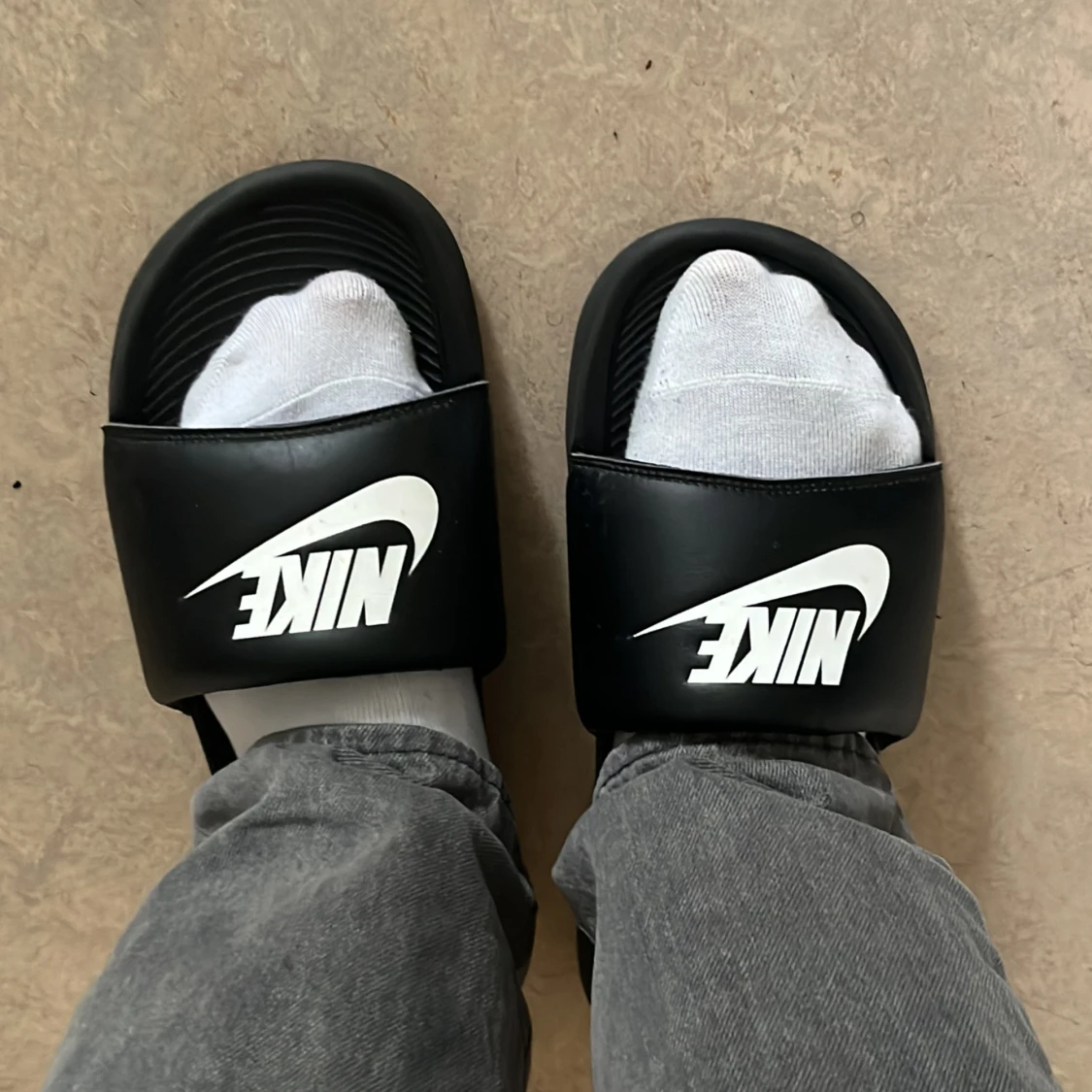 Svarta Nike sandaler med vit logga - 3