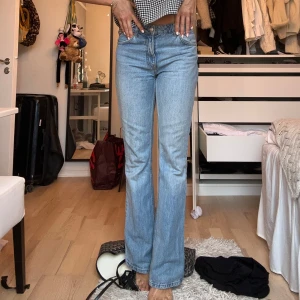 Ljusblå bootcut jeans - Säljer ett par ljusblå bootcut-jeans. Normalhög midja och perfekta i längd för mig som är 175😊