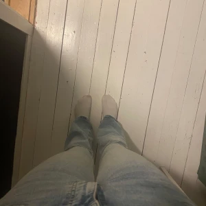 Ljusblå jeans från Gina tricot , strl 36 - Säljer ett par ljusblå jeans från Gina Tricot  i storlek 36. Jeansen har klassisk femficksdesign, Lågmidjade och lite bootcut. Skriv för mer info om bättre bilder!☺️