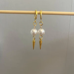 Örhängen med pärla och nit - Superfina örhängen med pärla och nit 💕💓 Aldrig använda och i nyskick! Snygga att matcha tillsammans med mina andra örhängen som jag säljer. Postar gärna tillsammans om du hittar flera varor du är intresserad av🌟 tveka inte att höra av er vid frågor!