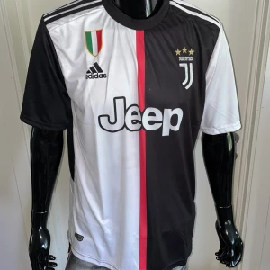 Juventus Ronaldo 7 storlek L  - Storlek L. Fin replika. Helt ny och oanvänd. Pris: 349:-. Skickas direk inom 24h