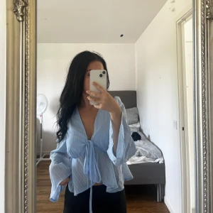 ljusblå blus - använd 1 gång, väldigt fin och bra skick