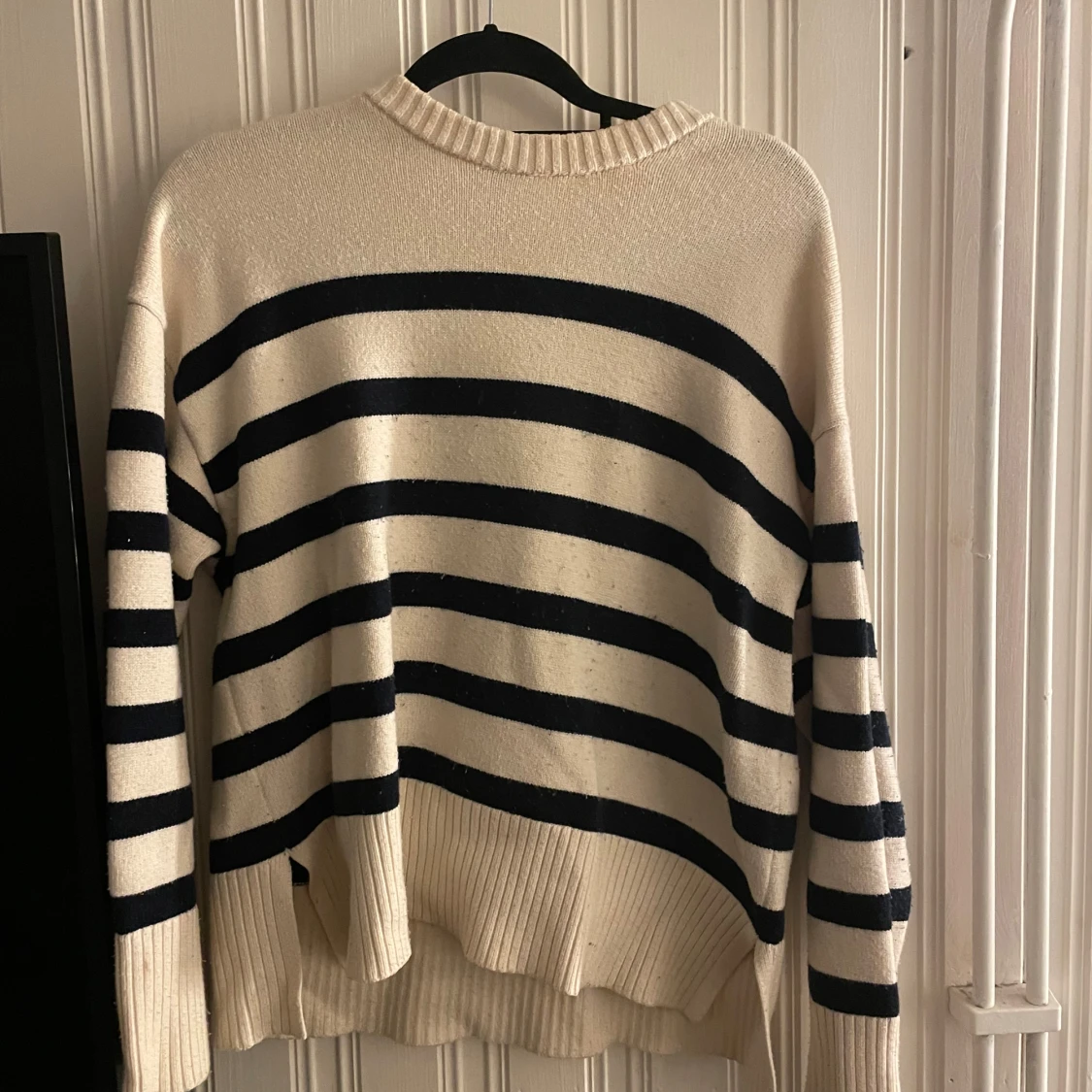 Randig stickad tröja i beige och svart