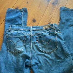 Levi's 501 blå jeans straight fit - Klassiska blå Levi's 501 jeans med raka ben och normal passform. Köpta på karla plan loppisen. Dom är jätte snygga men passar tyvärr inte 