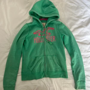 Turkos hollister hoodie - Ikonisk hollister hoodie i en fin turkos färg med vackra broderingar, finns nån liten fläck/damm (bild 4&5) som går bort i tvätten 😊💗