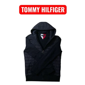 Hilfiger Cardigan - Riktigt snygg mörkblå cardigan med luva från Tommy Hilfiger. Den är i mycket bra skick, Storlek L, men står XL. Passar dig som är 180-187cm Skriv vid minsta intresse, pris kan diskuteras!