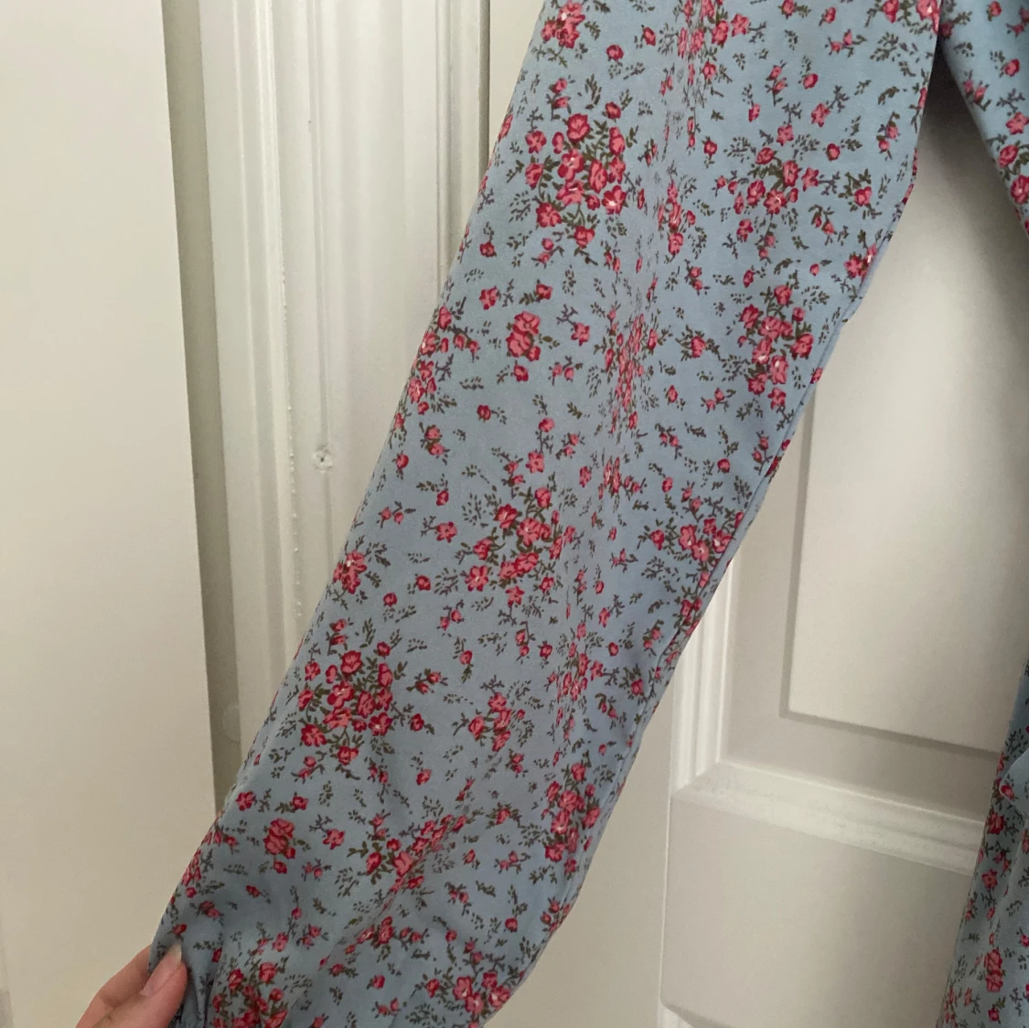 Blommig omlottklänning från NA-KD - 3