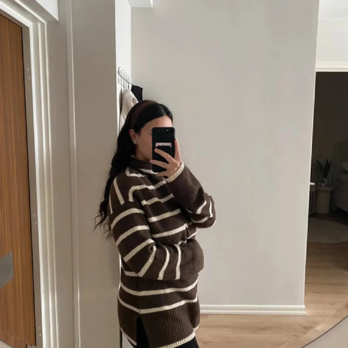 Randig brun stickad tröja - 1