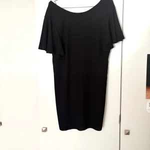 Klänning urringad rygg  - Klänning i viscose från Zara. Säljer då jag ändrat storlek 