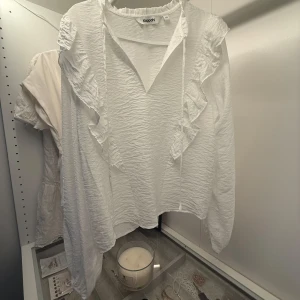 Vit blus - Säljer en jätte fin blus. Helt ny utan prislapp. 
