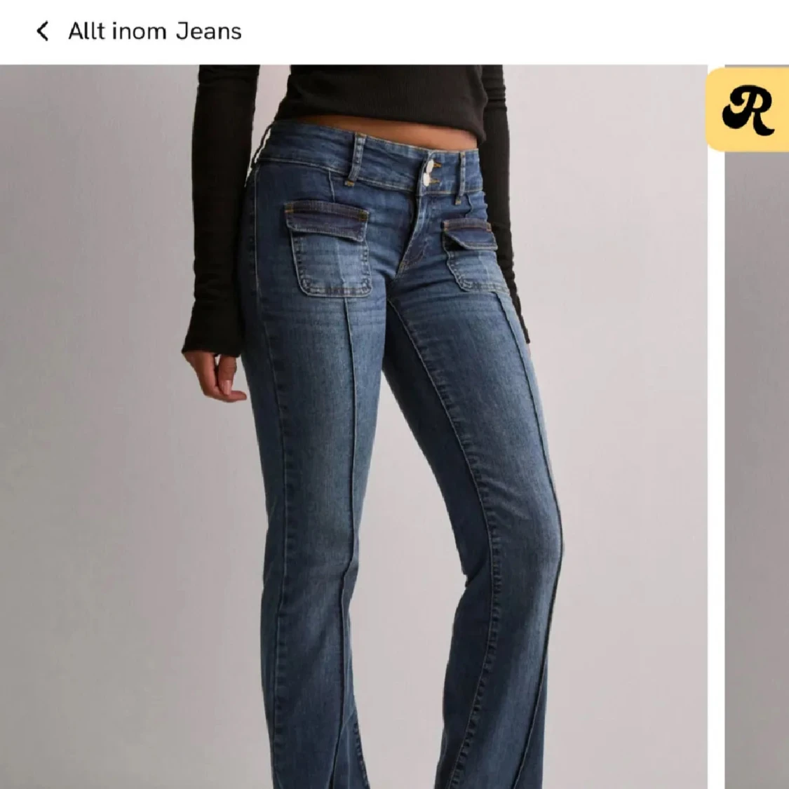 Blå jeans med fickdetaljer