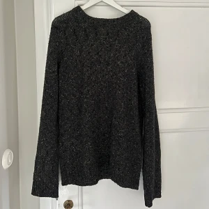 Stickad tröja - Säljer en stickad tröja från Samsøe Samsøe. Gråmelerad, älskar denna men måste rensa ut i min garderob 😩🩷strl M men passar som L också!