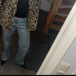 Ljusblå lågmidjade jeans - Ljusblå lågmidjade jeans från Gina storlek 38. Jag bör vanligtvis storlek 36.
