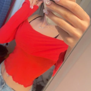 Röd offshoulder topp från Gina Tricot - Säljer en snygg röd offshoulder topp från Gina Tricot i storlek XS. Toppen har långa ärmar och en croppad design som ger en trendig look. Säljer då den inte kommit till användning mer än två gånger 😊