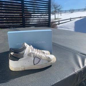Skor Philippe Model - Snygga vita sneakers från Philippe Model med lite sliten look. Väldigt bekväma och snygga skor enligt mig. Priset är ej hugget i sten. Tveka inte på att höra av dig om du har några frågor eller liknande!🙌🏻