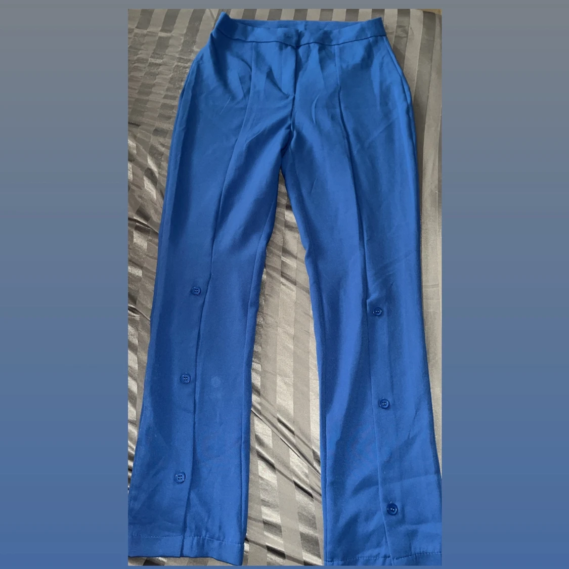 Blå kostymbyxor med knappar
