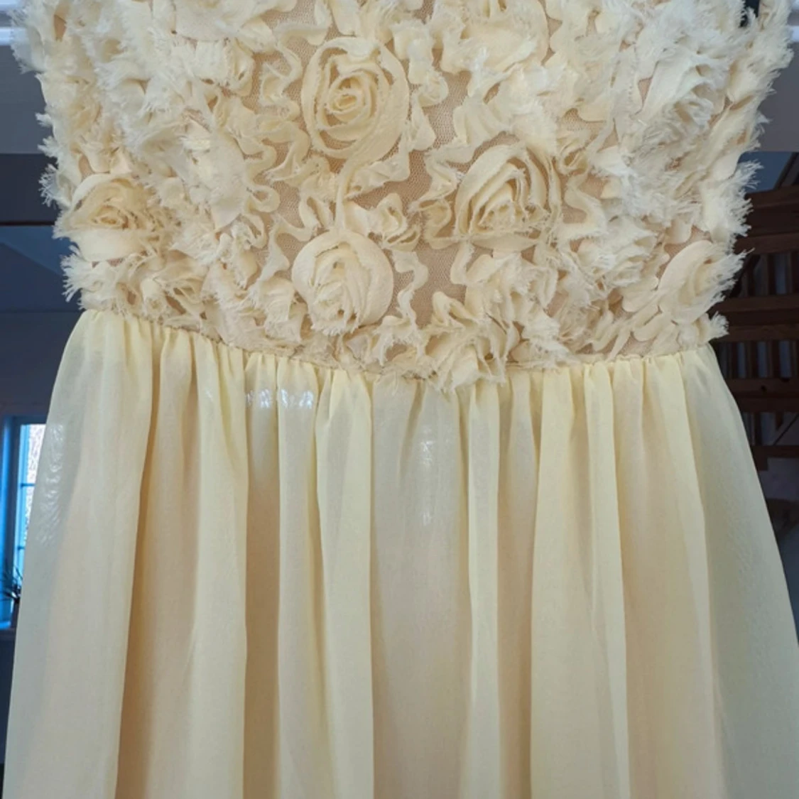 Gul axelbandslös klänning med blommig detalj - 2