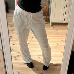 Randiga pyjamasbyxor  - Världens skönaste pyjamasbyxor!! Jag menar verkligen det, materialet är OTROLIGT. De är dessutom supersöta och somriga! Lite skadade nere vid hälarna då de är lite långa för mig som är 164. Nypris 249kr