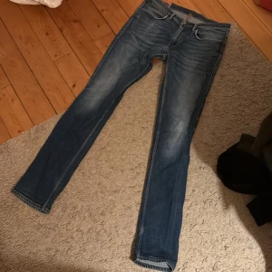 Blå jeansbyxor - Snygga blå acne jeans (acne blå konst). Storlek: 32W 34L- funkar för kortare. Slim passform med en riktigt skön tvätt. Jeansen har en lagning vid skrevet men det är inget som syns när man har på dem- se bild 4,5.