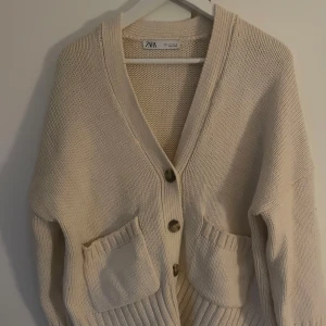 Stickad kofta från Zara - Säljer denna fina koftan från Zara med fickor😍