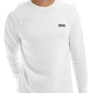 Vit långärmad tröja från DKNY - stl XL - Säljer en stilren vit långärmad tröja från DKNY. Tröjan har en enkel design med DKNY-loggan tryckt på bröstet. Perfekt för en avslappnad och modern look.