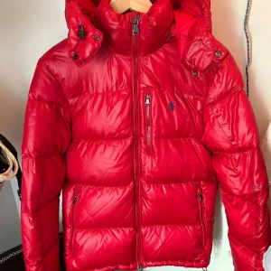 Ralph Lauren vinter jacka  - Intressekoll på min älskde vinter jacka från Ralp Lauren, knappt använd bara en vinter !  I ny skick 😽😍🫶nypris 6095kr.                                         Pris diskuteras 💞💞