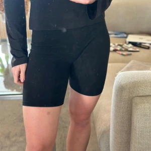 Svarta cykelshorts från NLY Trend - Säljer ett par svarta cykelshorts från NLY Trend. 