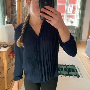 Superfin marinblå blus i storlek XS från size and needle💕