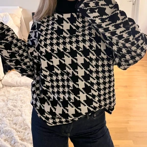 Svartvit tunnare stickad mönstrad tröja - Säljer denna superfina stickade tröja från h&m. Stl S och svartvit mönstrad med en polokrage 🌸 efterfrågad och finns inte på hemsidan längre.