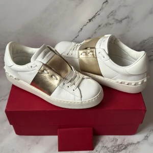 Valentino Skor | 35 - Valentino Open Sneakers | Passar storlek 35-36 | Original box samt kort ingår | säljer pågrund av att de va för stora då jag har storlek 35 så skulle säga att de passa i storlek 36