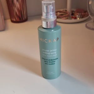 Preppy Prime Setting Spray från Hickap - Preppy Prime Setting Spray från Hickap med silkesmatt finish. Perfekt för att hålla sminket på plats hela dagen. Kommer i en stilren grön flaska med silverdetaljer. Passar alla hudtyper och är 100% vegansk.