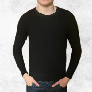 Svart kashmirtröja från Soft Goat - Säljer en lyxig svart kashmirtröja från Soft Goat i 100% Skicket är väldigt bra förutom att den är väldigt lite nopprig. Perfekt för att hålla dig varm och stilren under kyligare dagar med den otroligt sköna och varma kashmirenModellen på bilden är 176 cm. Nypriset på denna är ca 2500 kr och vi säljer nu för endast 549 kr. Vid frågor och funderingar är det bara att höra av sig.