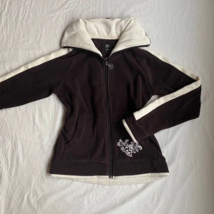 Zip up flis - Super snygg flis med dragkedja och fins detaljer. Aldrig använd och i mycket fint skick!! Mjuk och varm, perfekt för vår eller kalla dagar! 🩷 Storlek S men funkar som XS