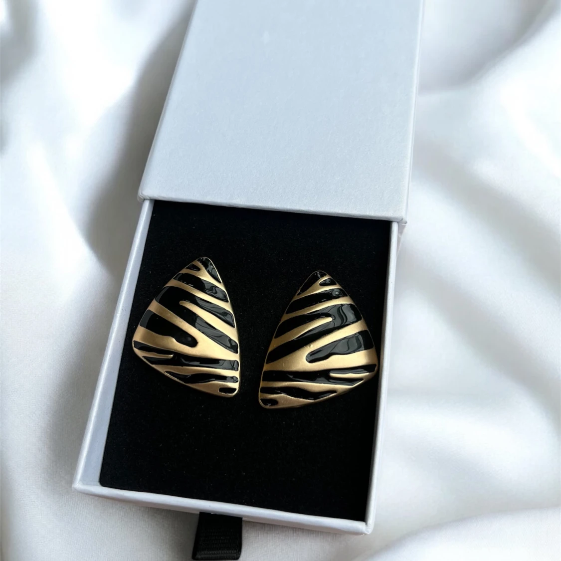 Zebramönstrade örhängen