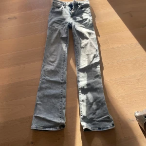 Ljusblå bootcut jeans - Snygga ljusblå bootcut jeans