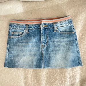 Jeanskjol - Mini jeanskjol som är ljus 