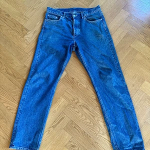 Blåa Arket jeans - Säljer ett par jeans från Arket, loose straight fit. Använda men fortfarande fint skick, finns  små slitningar vid benöppningen. Nypris 1000kr!