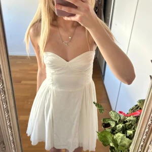 Student klänning  - Säljer denna super fina klänningen i storlek S🤍