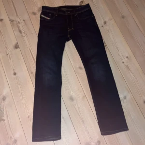 Blåa Diesel Jeans - Säljer tvärfeta Blåa Diesel 1985 Larkee💯                       Finns QR och RFID för att legitchecka✅✅✅     Skick 8/10