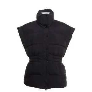 Svart dunväst med bälte - Snygg svart dunväst med hög krage och bälte i midjan. Perfekt nu till våren! Storlek L