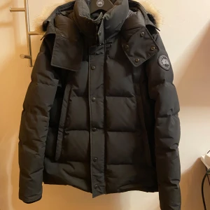 Canada goose Wyndham black label  - Canada goose wyndham black label i storlek M. Använd varsamt med det vanliga slitaget på insidan armarna som inte syns vid användning. Extremt snygg och varm jackan som inte kommer besvikna en, nypris ligger på runt 20000kr. Kvitto från NK finns. 