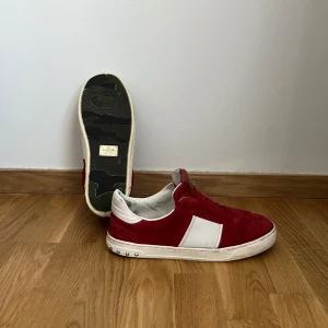 Valentino flycrews✈️ - Tja! säljer ett par feta röda flycrews från valentino i storlek 41, Dom är i helt okej skick fattas några nitar och hål där fram men det går att fixa hos skomakarn. har tyvärr inget og, Tveka inte av dig om du har frågor eller funderingar kring skorna👟
