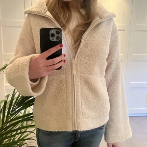 teddy jacka  - säljer denna sjukt populära och slutsålda teddybjörnen. storlek L men passar mig som normalt har S, aldrig använd 